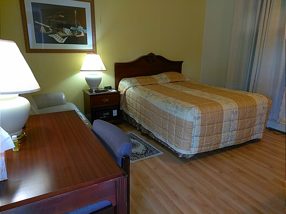 Single Queen Non Smoking at Colonial Inn New Ulm in New Ulm