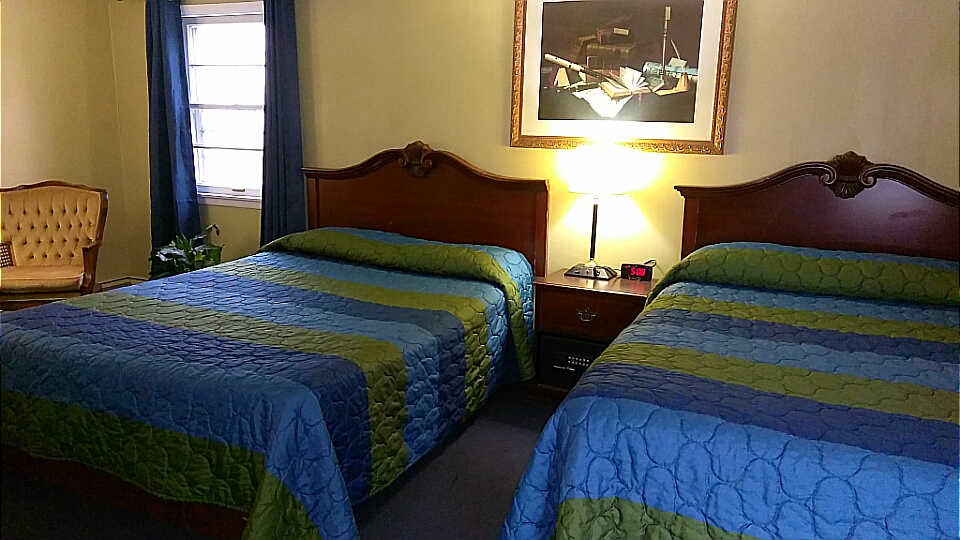 Family Suite Two Full Beds Non Smoking - Colonial Inn New Ulm in New Ulm